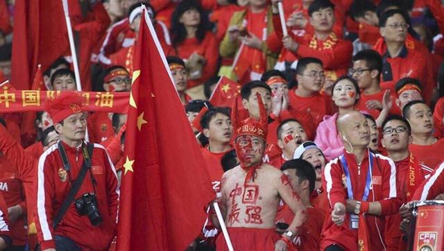 吴鑫将礼盒接在手里，打开一看，里面是一条造型无比精美、镶嵌着几十颗粉色天然钻石的手链，一看就知道价值不菲。